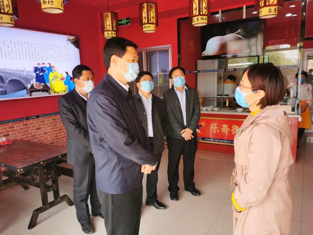 献县县长王永昌“吃烤鸭快餐”，助力全县餐饮业发展